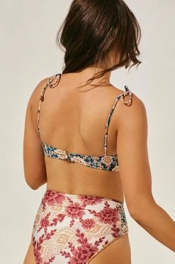 Best Sale ???? Agua Bendita Donna Underwire ???? Bikini Top RED MOTIF ???? 4 Best Sale ???? Agua Bendita Donna Underwire ???? Bikini Top RED MOTIF ???? -Beach Riot Shop unnamed file 3864